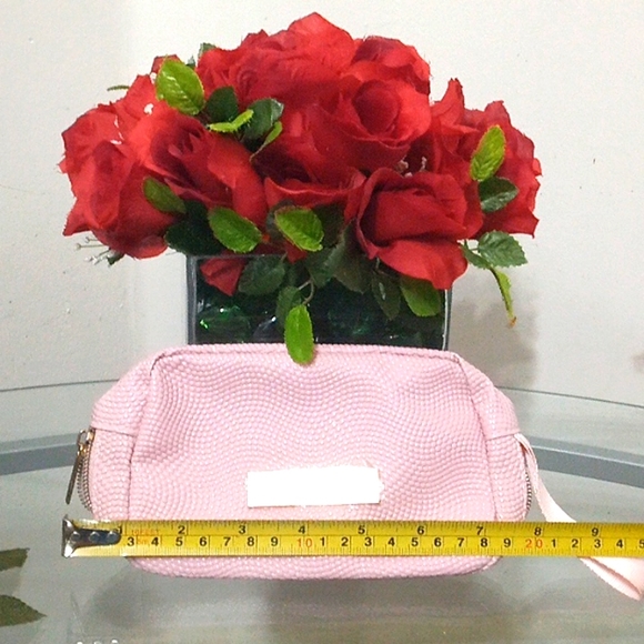 🎁 FREE GIFT INCLUDED 🎁 NWOT MAC Make Up Cosmetics Case - Picture 5 of 6